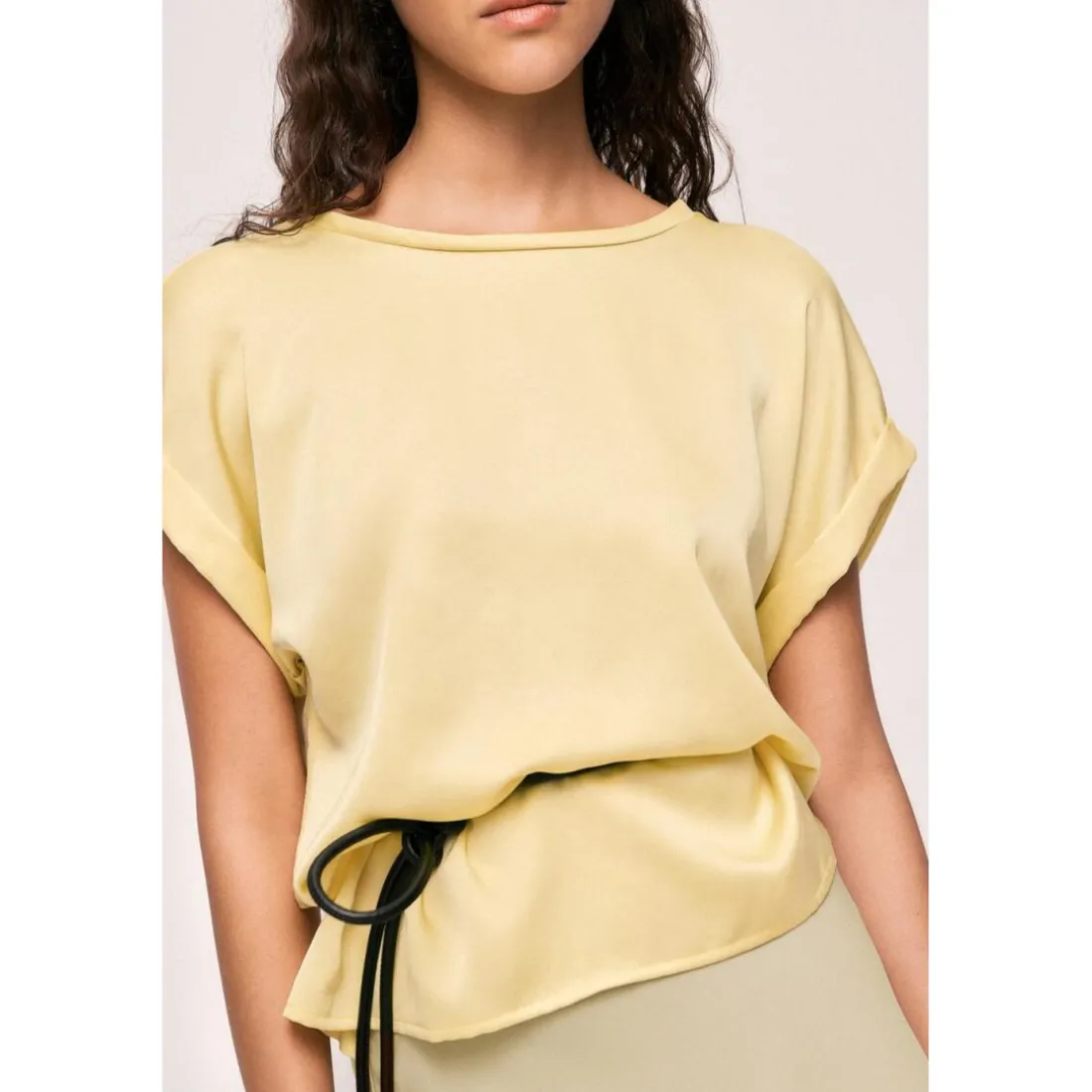 Blouse manches courtes en satin Ellette jaune Tess