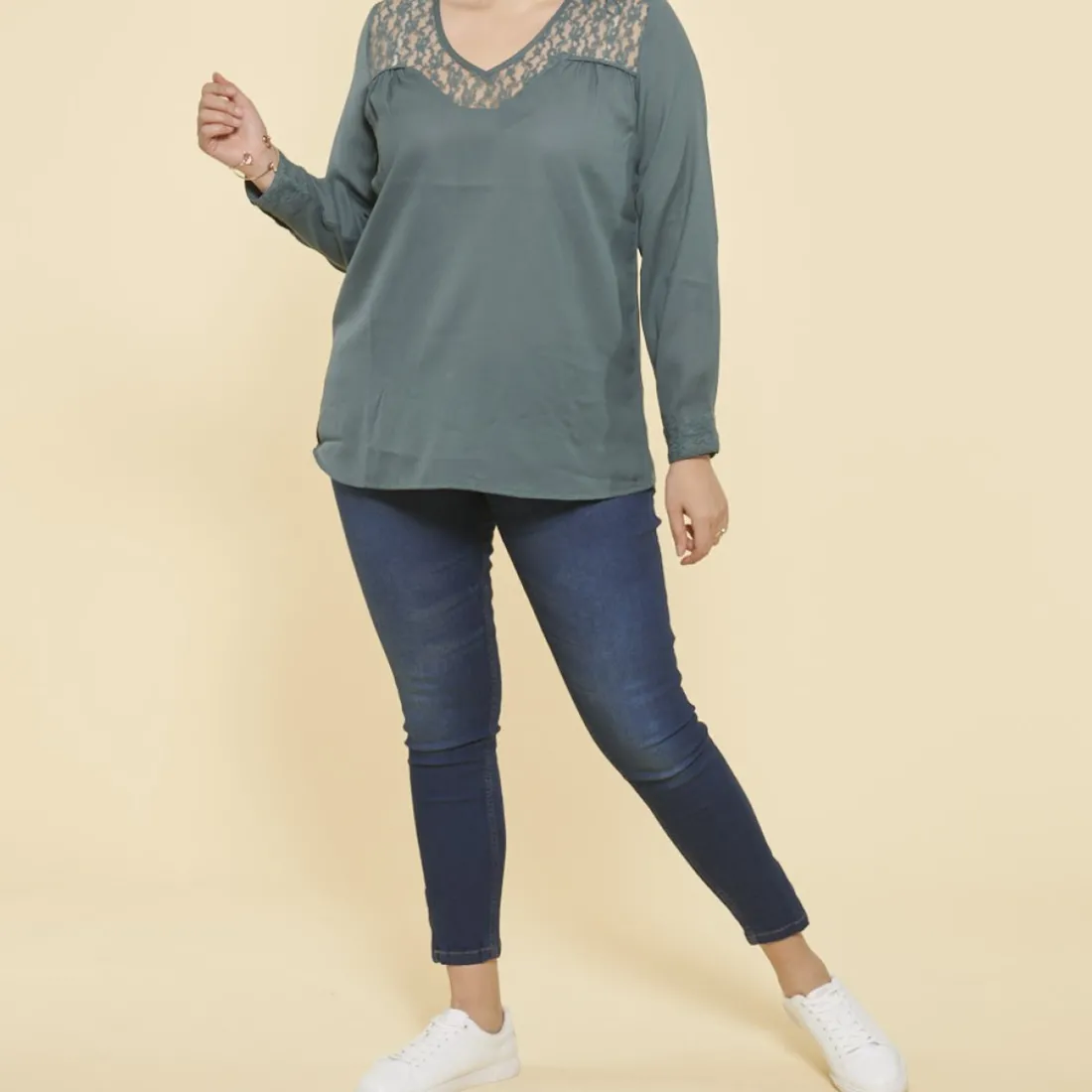 Blouse manches longues col V et poignets avec dentelle grandes tailles femme - Vert Bouteille