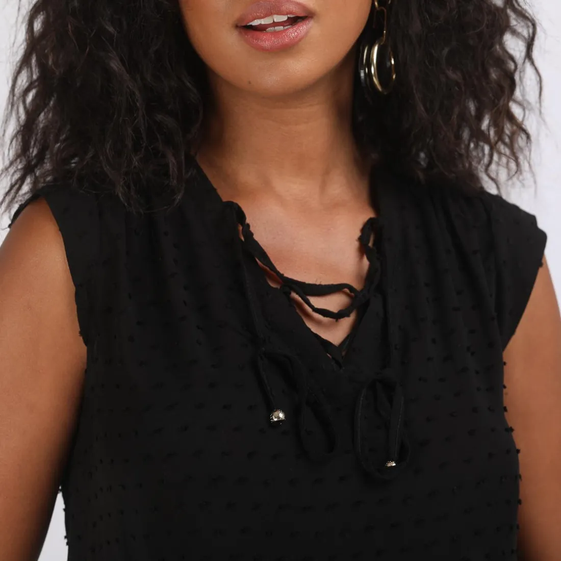 Blouse sans manche col V plumetis noir en viscose