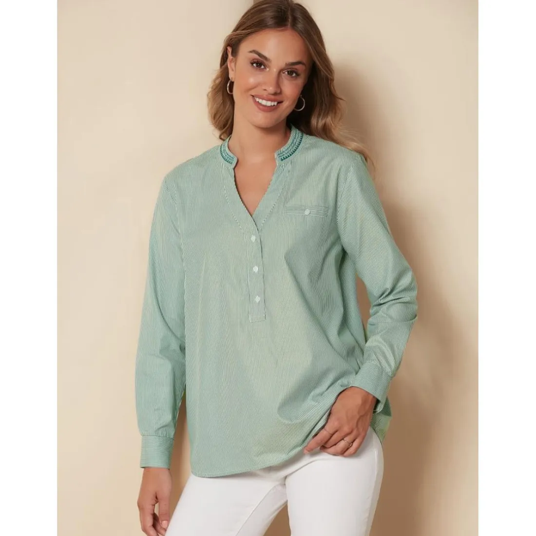 Chemise à col mao avec détails brodés