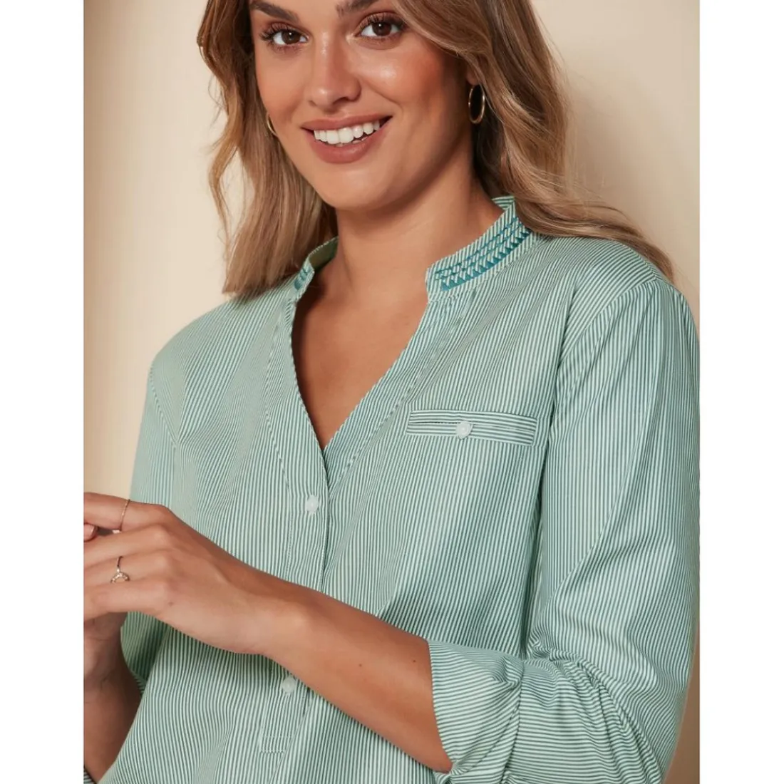 Chemise à col mao avec détails brodés