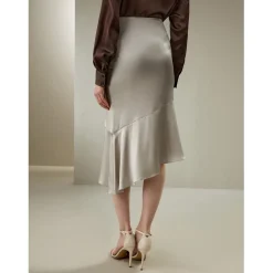 Jupe asymétrique en queue en soie gris argenté