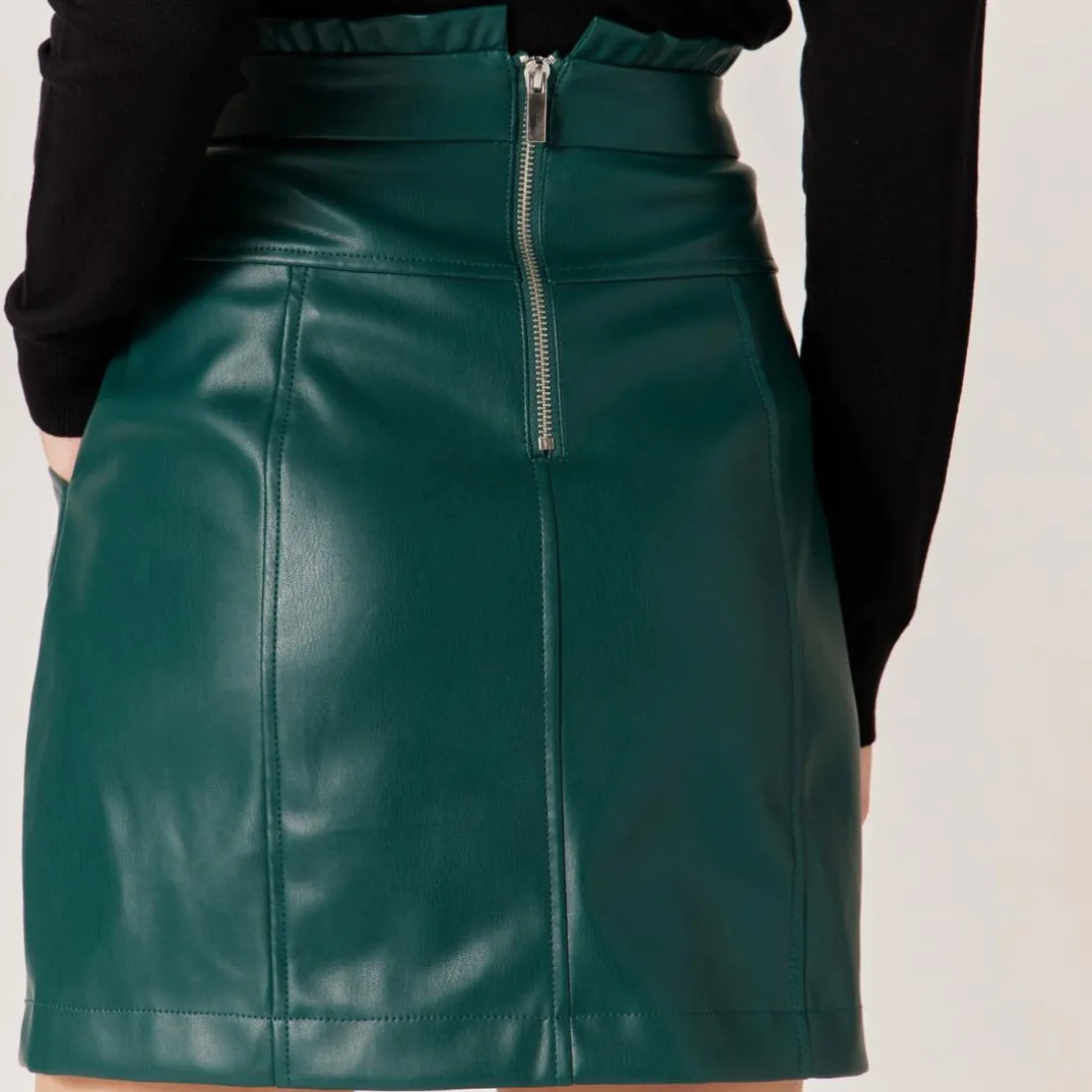Jupe courte droite en simili vert