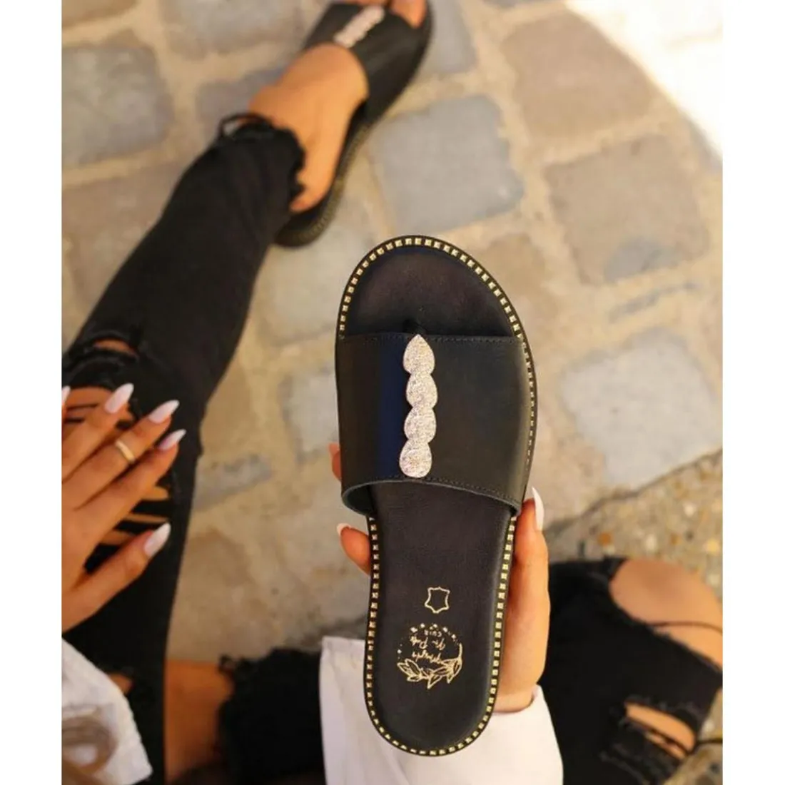 Mules plates détails strass femme cuir noire