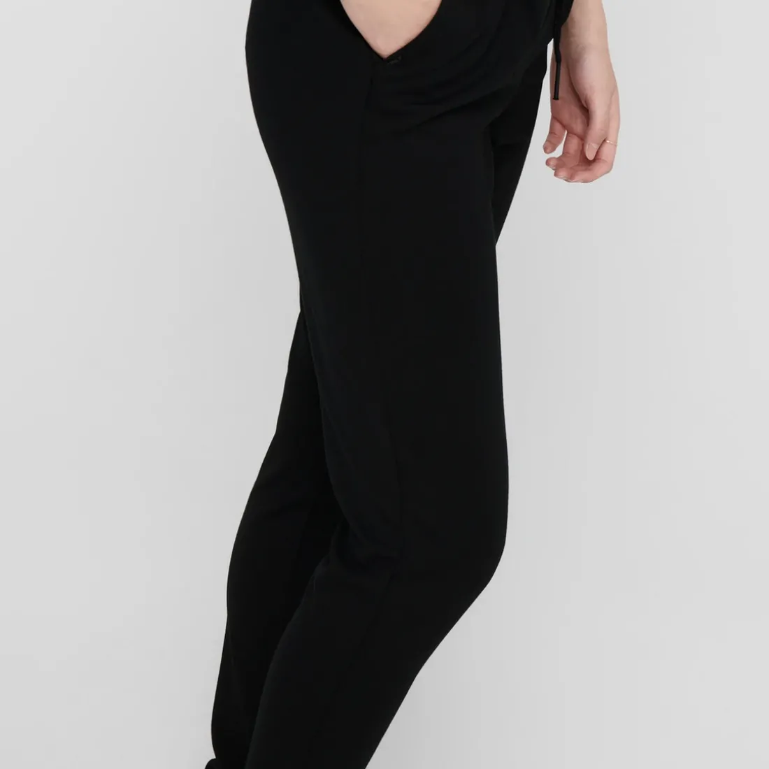 Pantalon decontracté ONLPOPTRASH - noir en viscose Lola