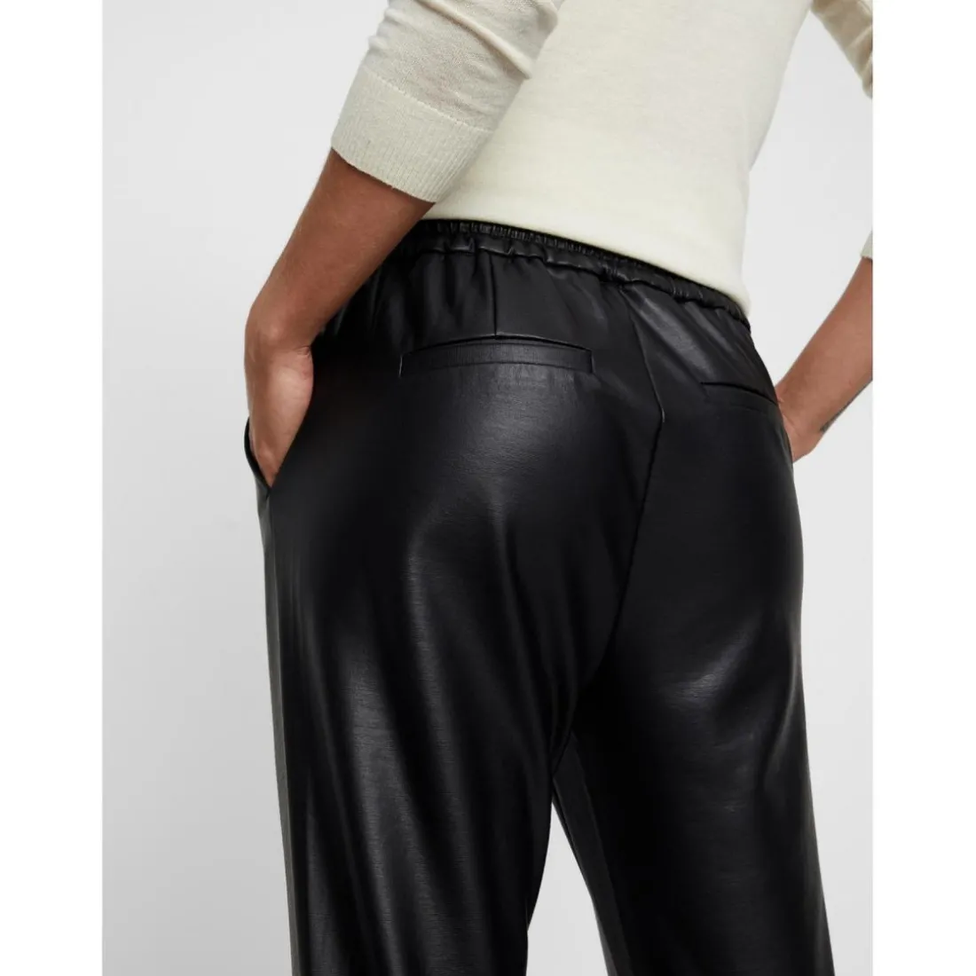 Pantalon en simili cuir noir