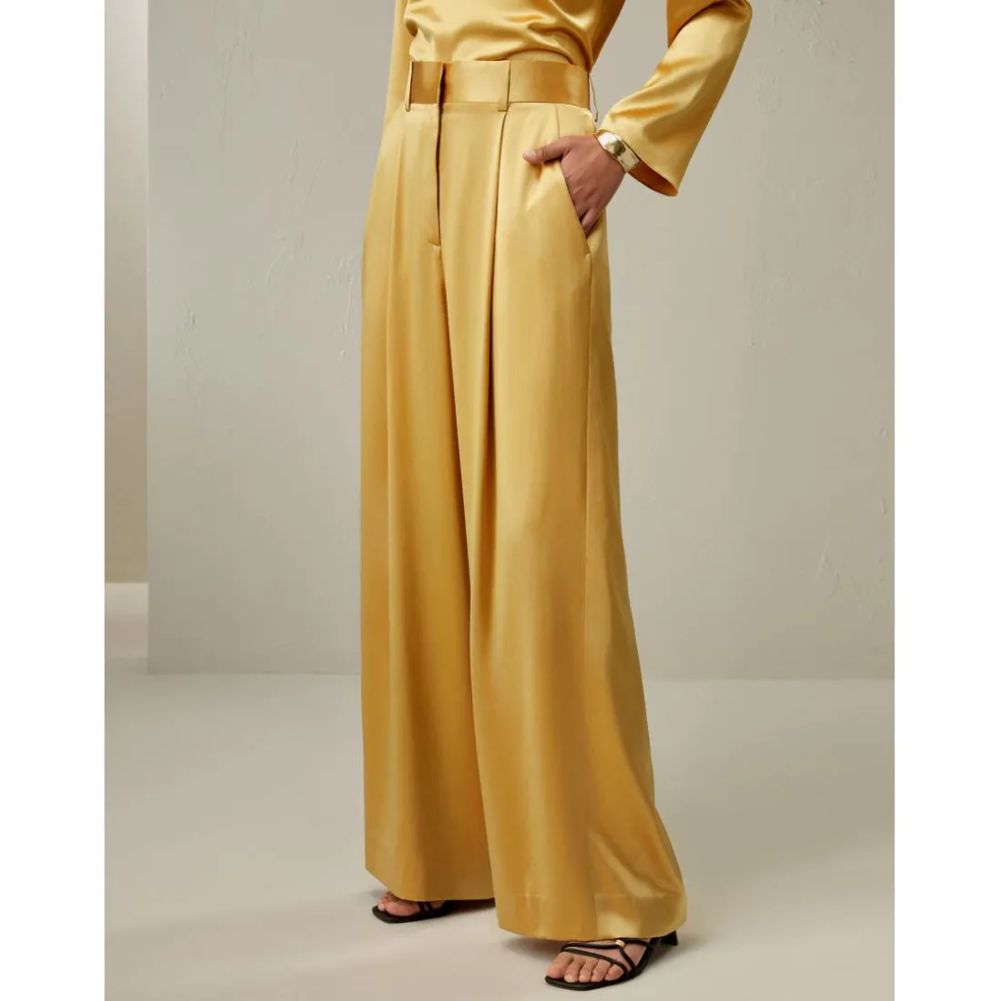 Pantalon palazzo à taille haute en soie jaune moutarde