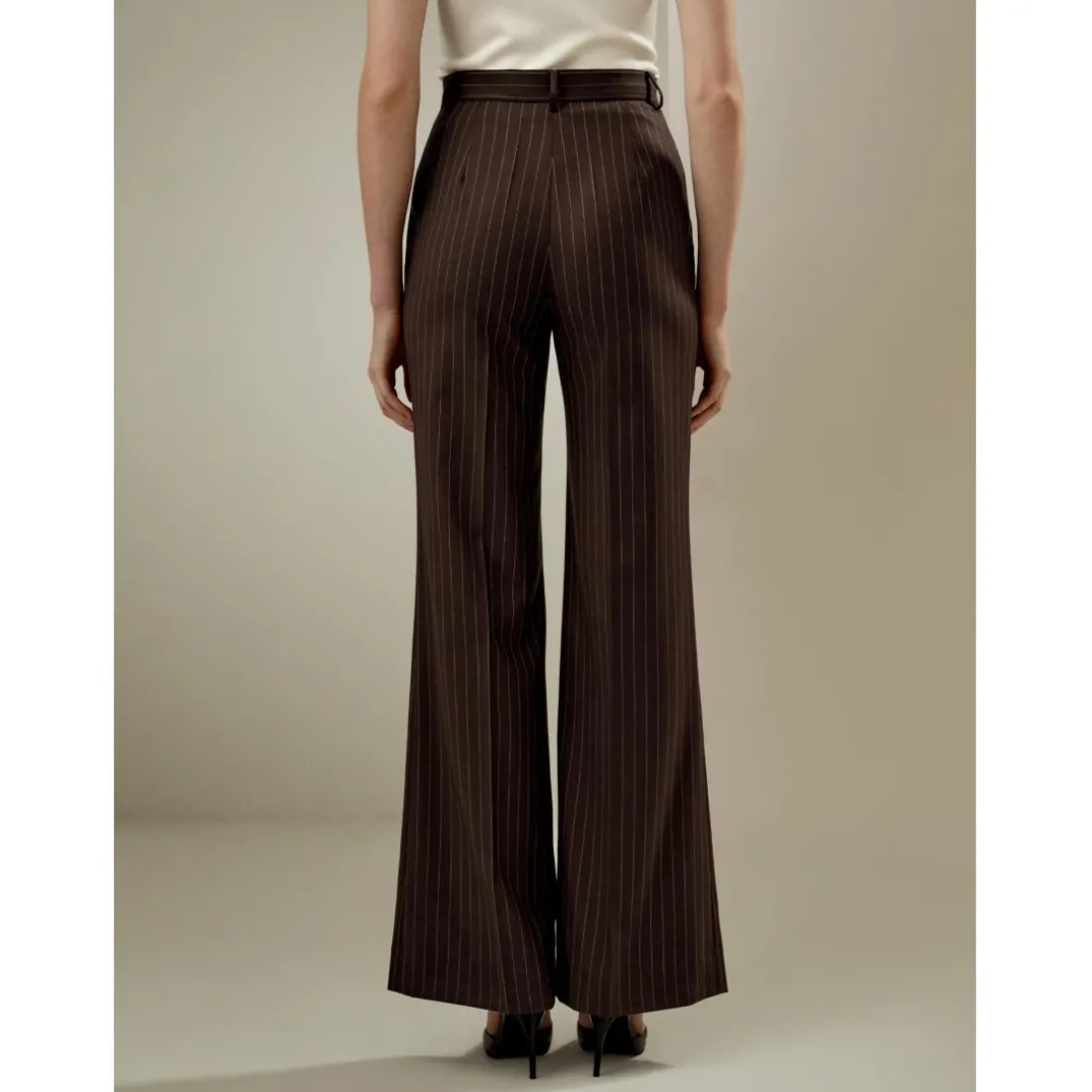 Pantalon taille haute à fines rayures café en soie
