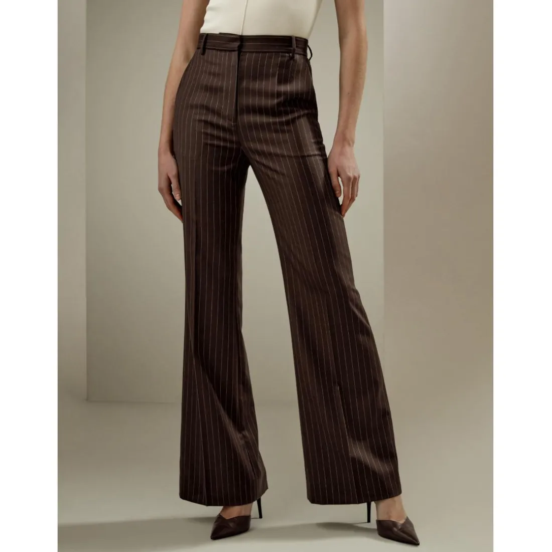 Pantalon taille haute à fines rayures café en soie