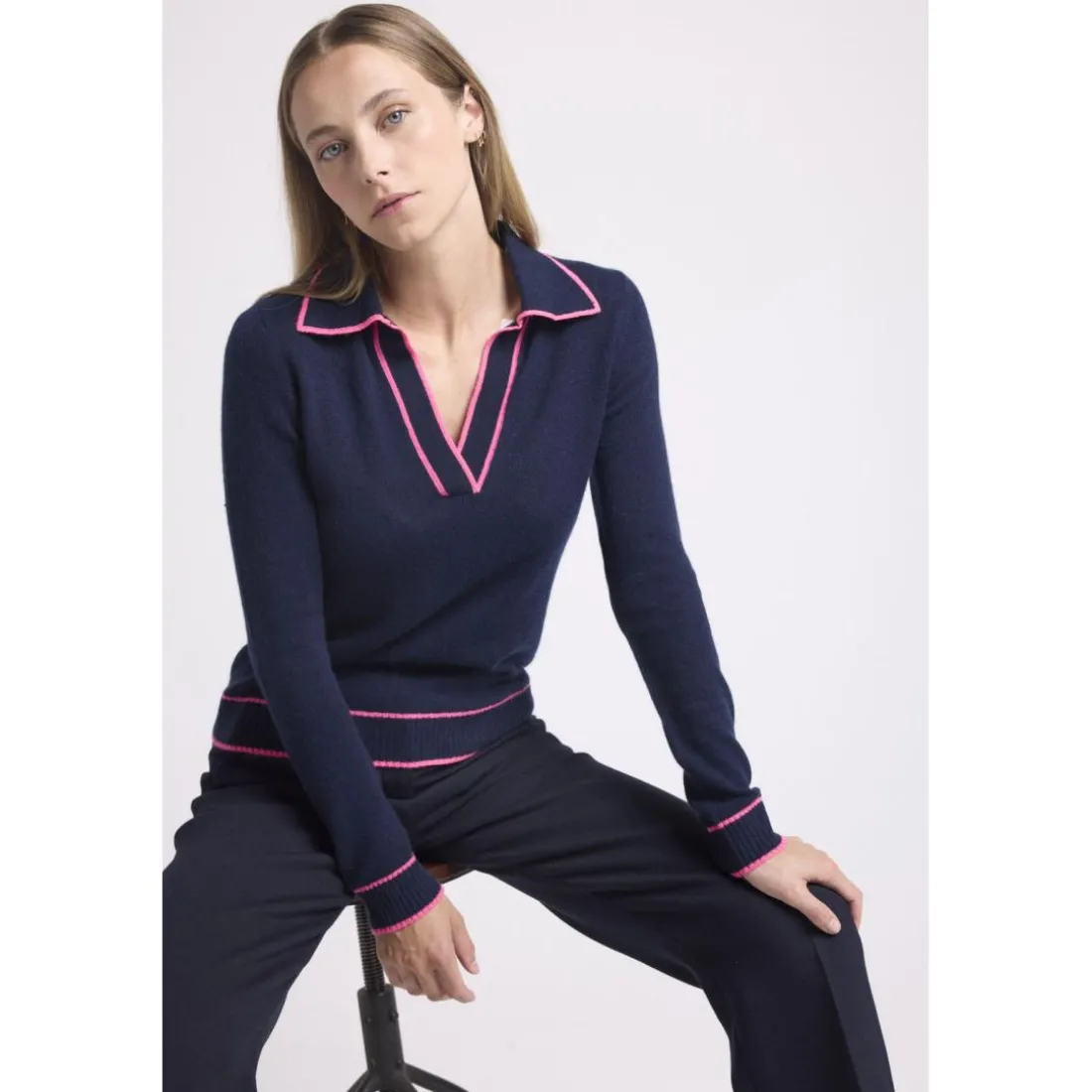 Pull col polo AURORE en cachemire bleu marine et liseret rose fluo