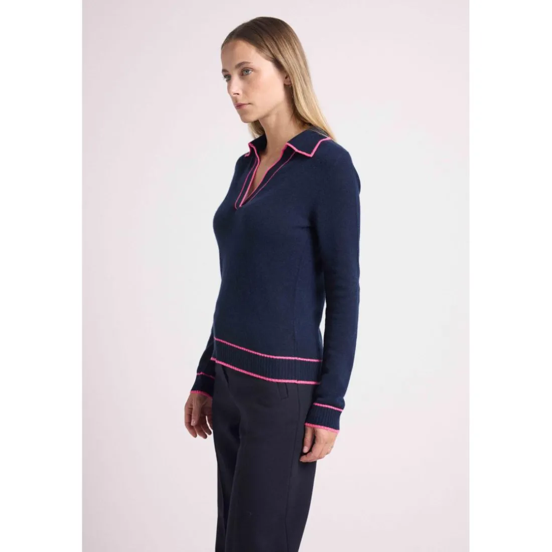 Pull col polo AURORE en cachemire bleu marine et liseret rose fluo