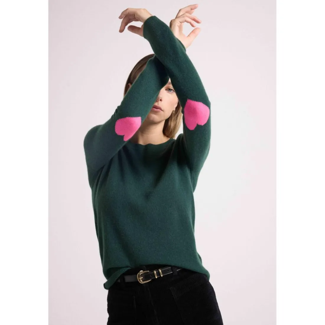Pull col rond coudes cœurs femme ZAIME en cachemire vert bouteille et coeurs rose