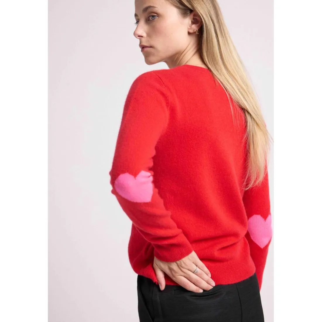 Pull col rond coudes cœurs ZAIME en cachemire rouge et cœurs rose