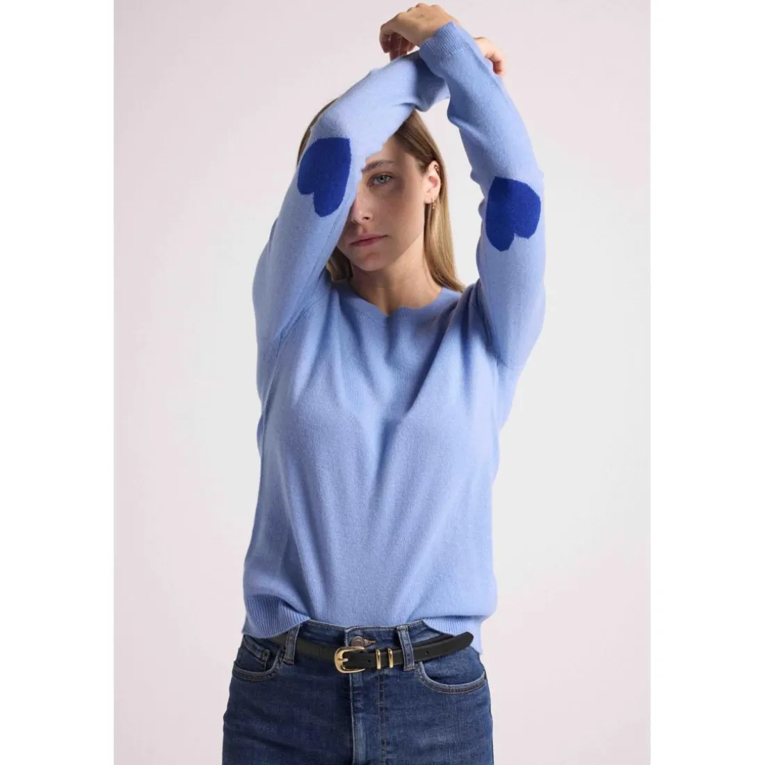 Pull col rond coudes cœurs femme ZAIME en cachemire bleu ciel et cœurs bleu roi