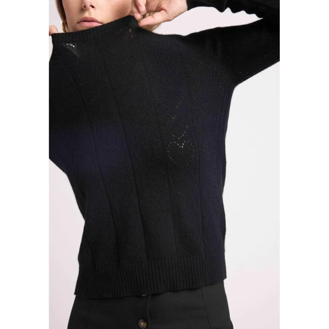 Pull col rond cœurs pointelle LINDA en cachemire noir