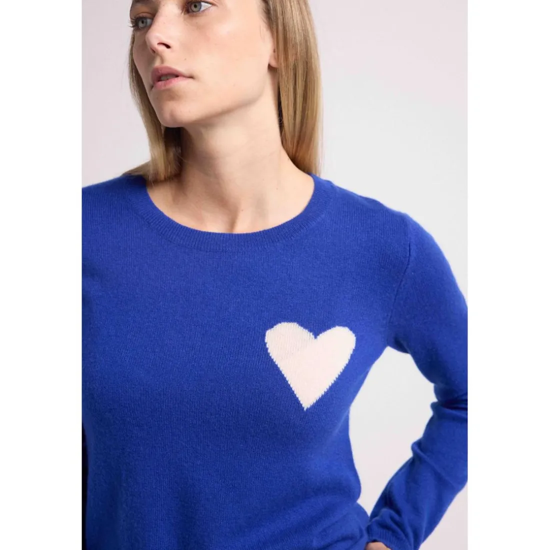 Pull col rond love heritage femme ZAPHIRA en cachemire bleu roi et cœur blanc