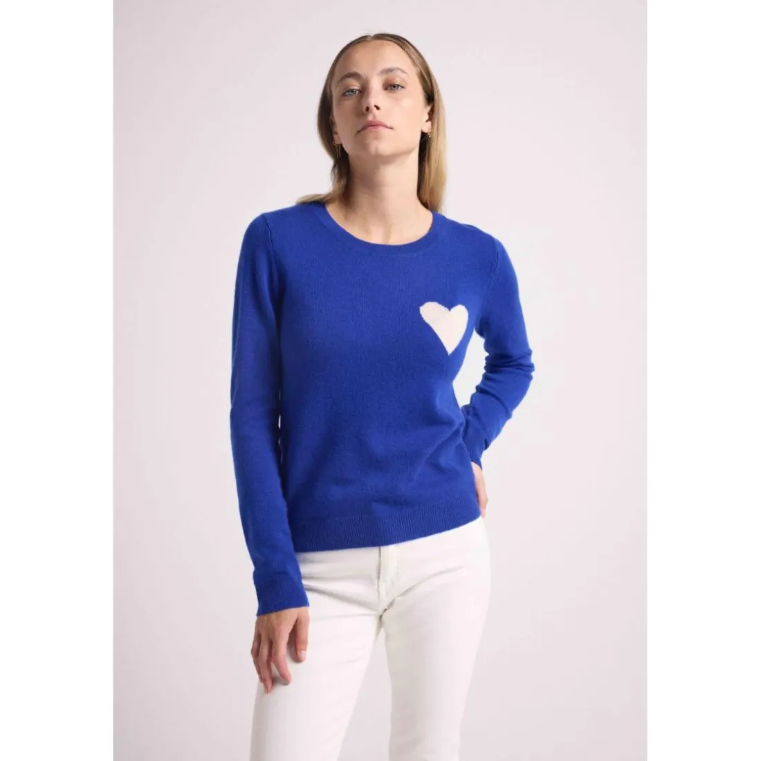 Pull col rond love heritage femme ZAPHIRA en cachemire bleu roi et cœur blanc