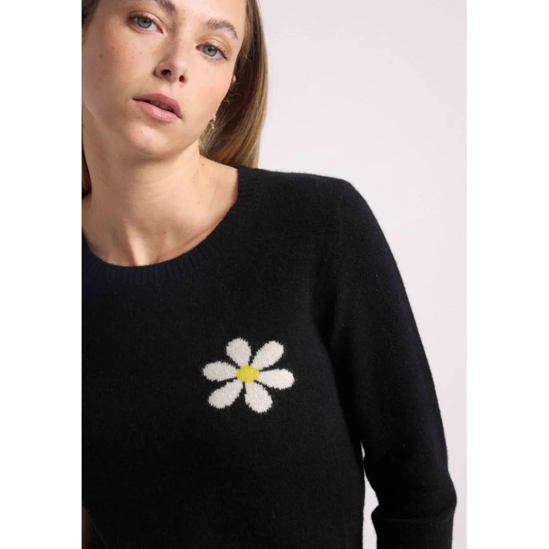 Pull col rond marguerite ROSE en cachemire noir