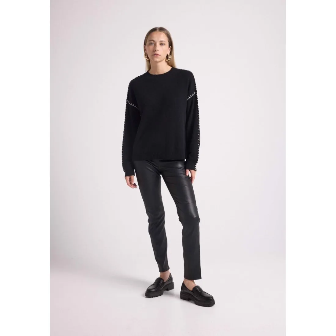 Pull col rond oversize surpiqures CLARISSE en cachemire noir et coutures blanches
