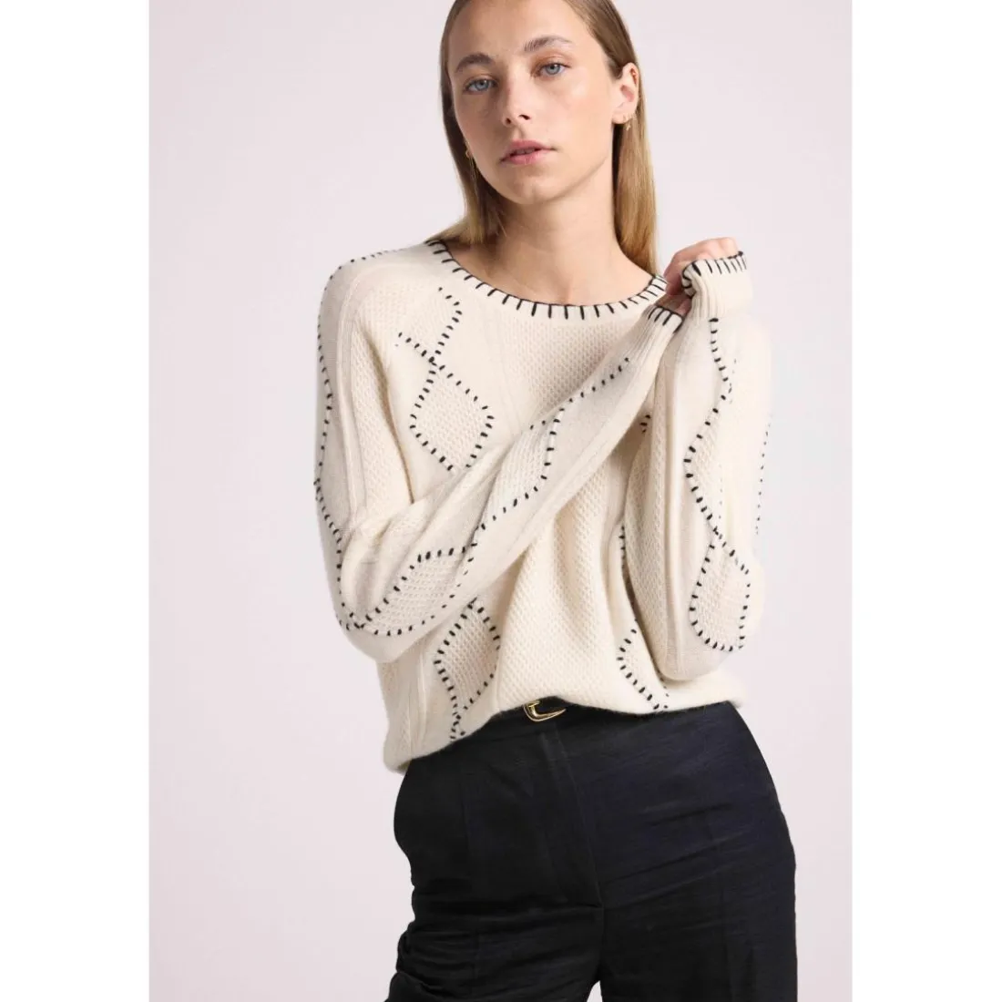 Pull col rond torsades et surpiqures BARBARA en cachemire blanc et coutures noires