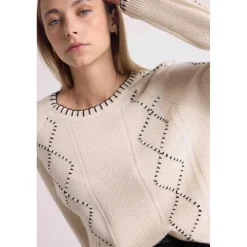 Pull col rond torsades et surpiqures BARBARA en cachemire blanc et coutures noires