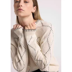 Pull col rond torsades et surpiqures BARBARA en cachemire blanc et coutures noires