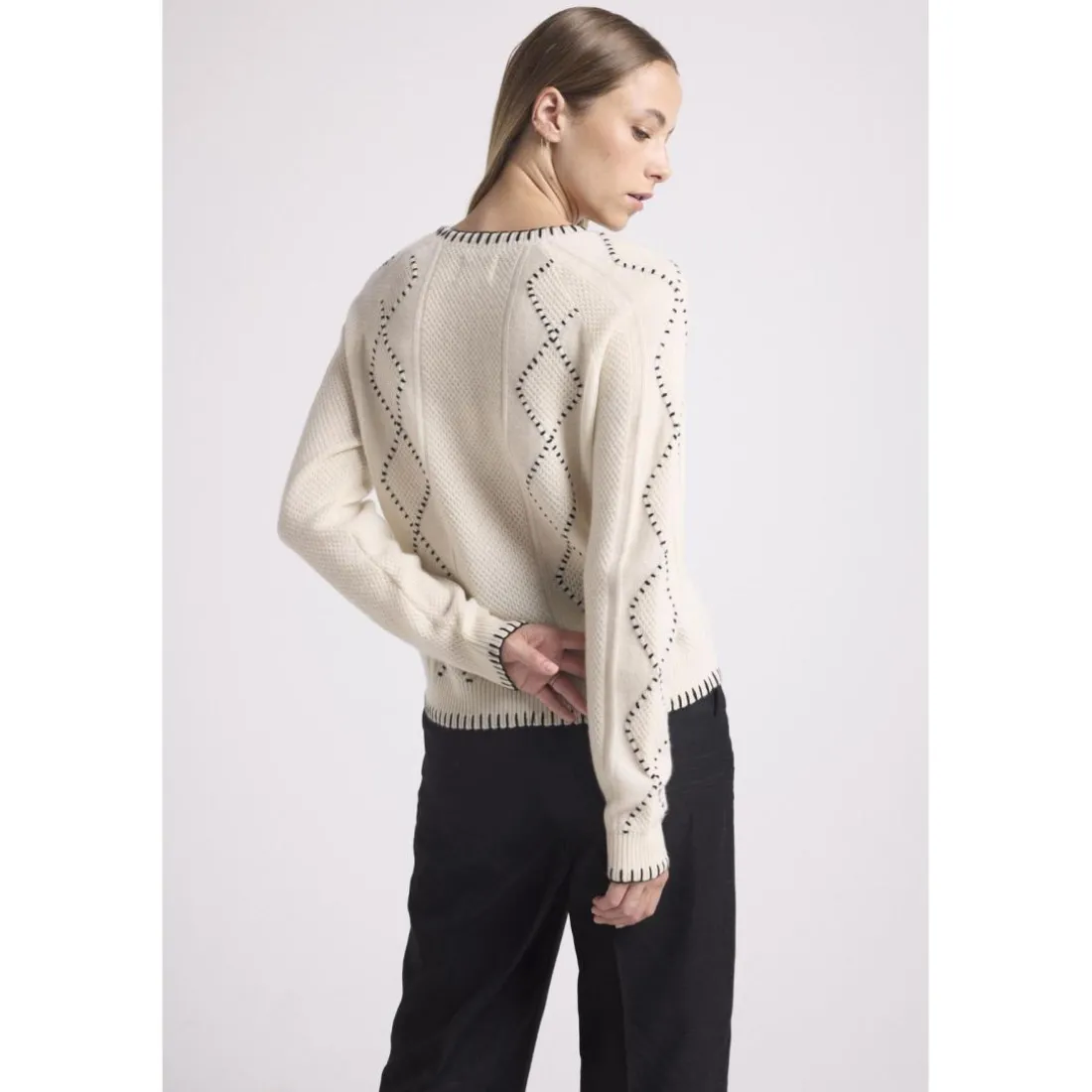 Pull col rond torsades et surpiqures BARBARA en cachemire blanc et coutures noires