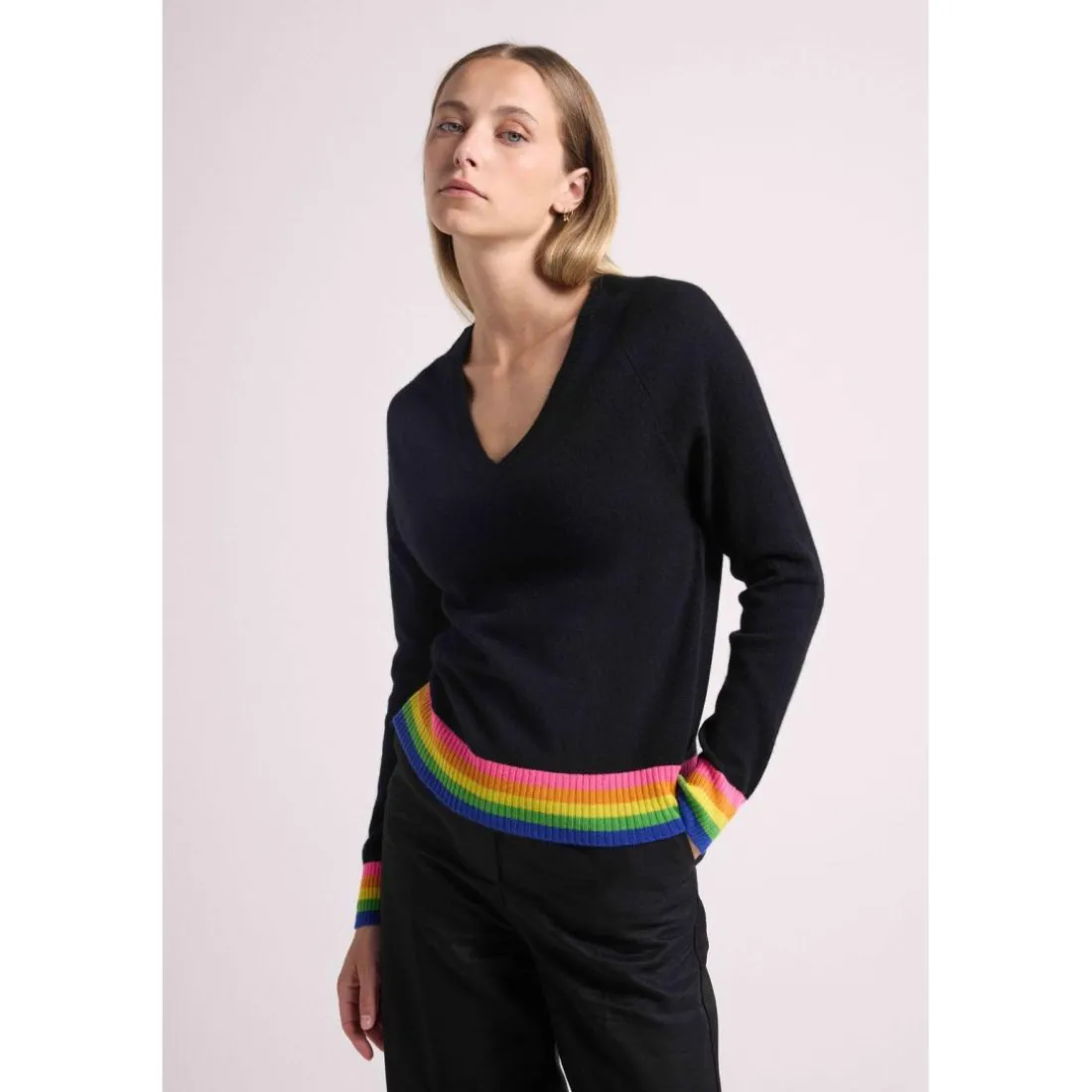Pull col V arc en ciel rib ZORA en cachemire noir