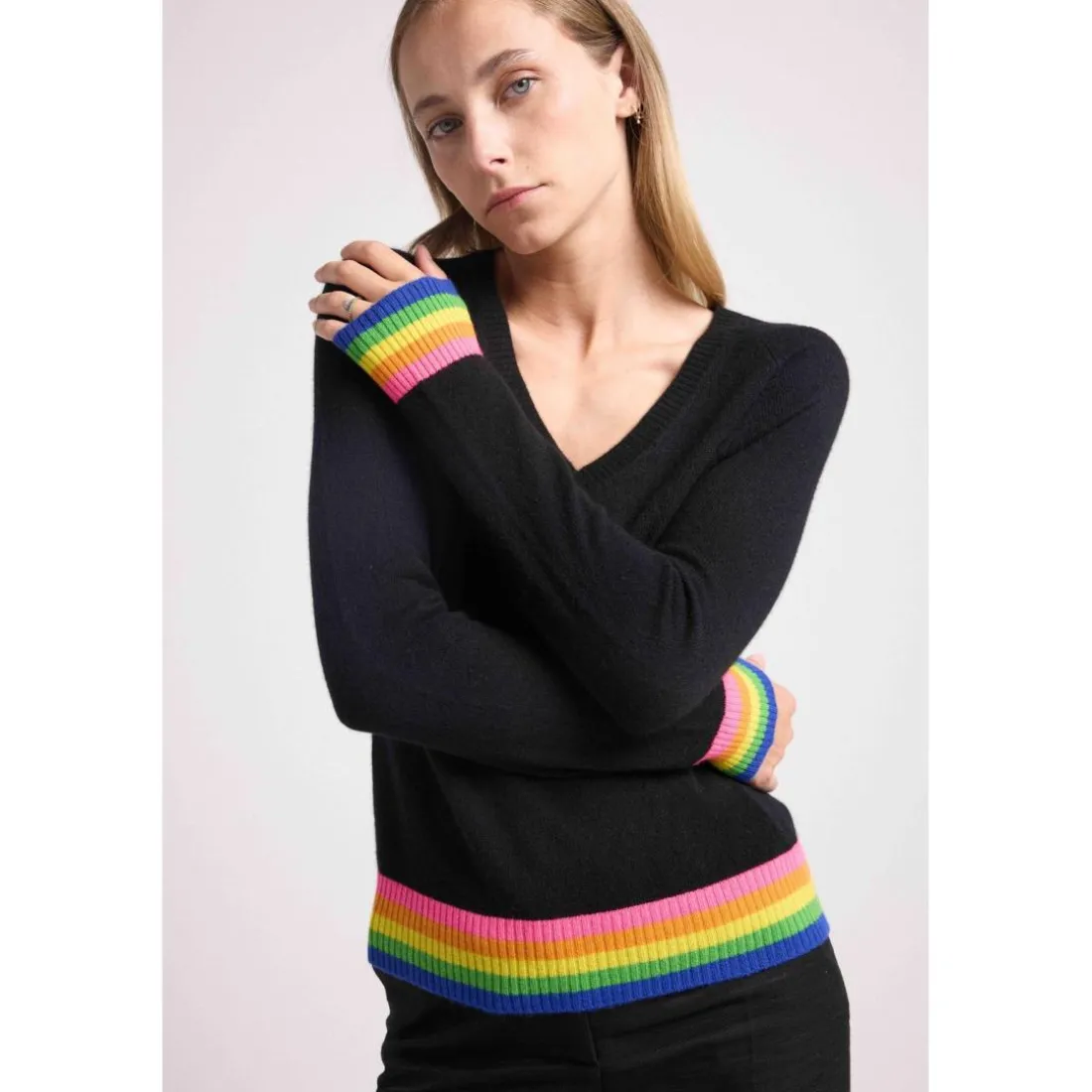 Pull col V arc en ciel rib ZORA en cachemire noir