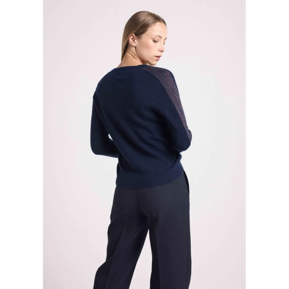 Pull col V bandes lurex multicolor COLETTE en cachemire bleu marine et lurex multicolor