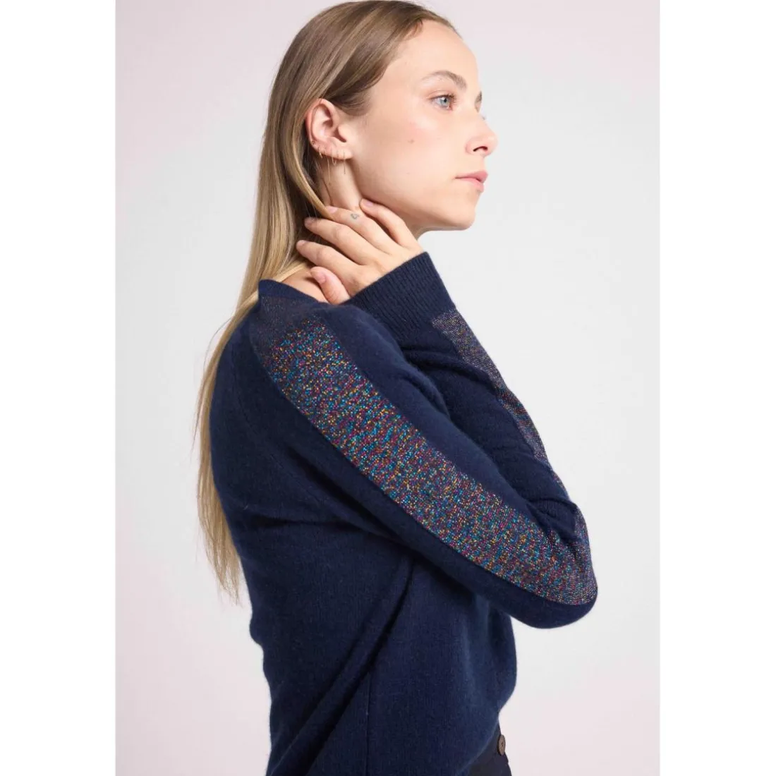 Pull col V bandes lurex multicolor COLETTE en cachemire bleu marine et lurex multicolor