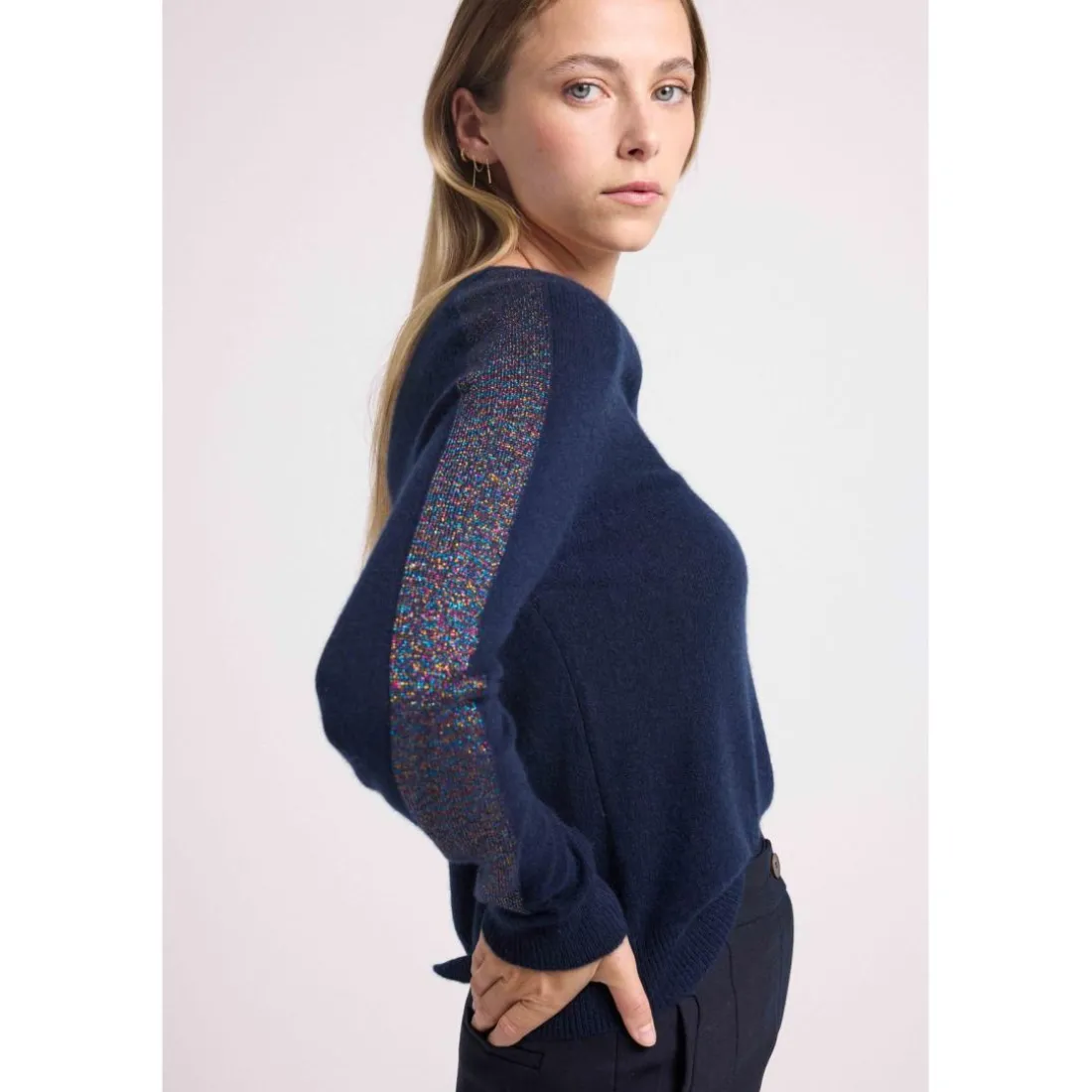 Pull col V bandes lurex multicolor COLETTE en cachemire bleu marine et lurex multicolor