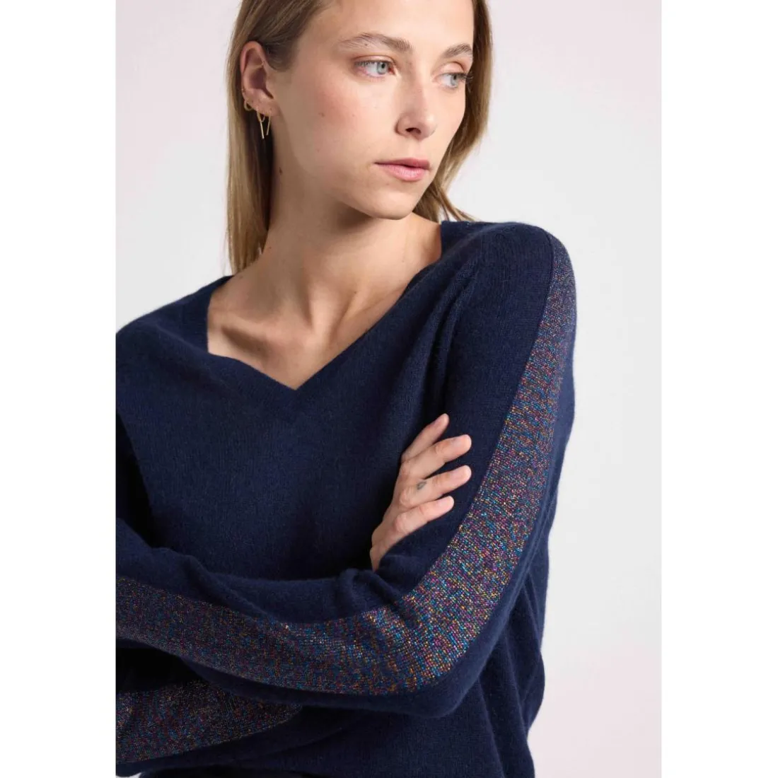 Pull col V bandes lurex multicolor COLETTE en cachemire bleu marine et lurex multicolor