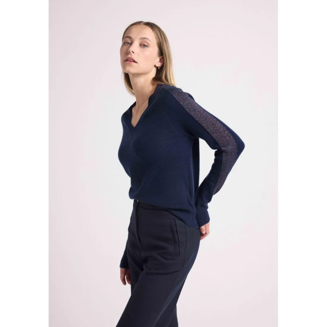 Pull col V bandes lurex multicolor COLETTE en cachemire bleu marine et lurex multicolor
