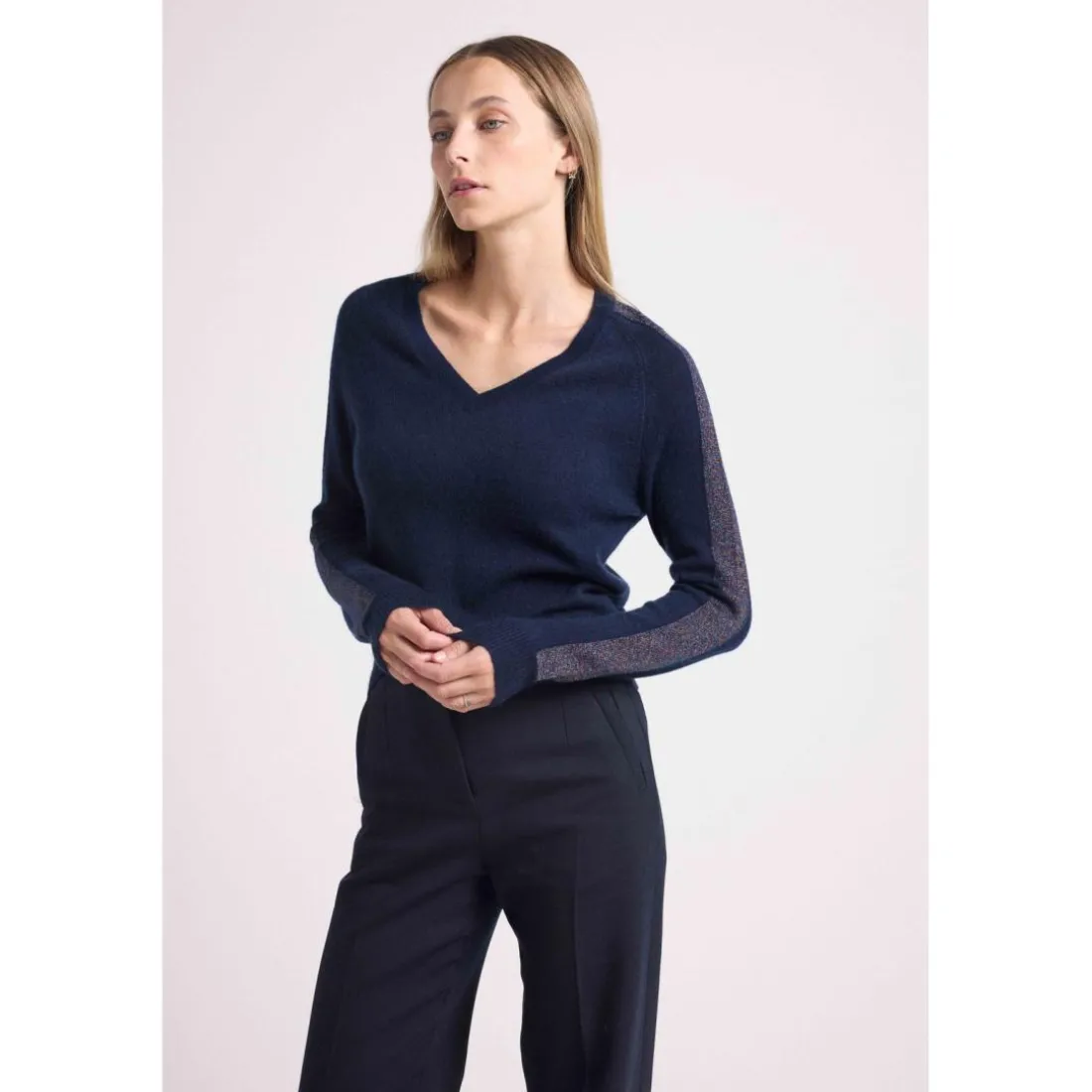 Pull col V bandes lurex multicolor COLETTE en cachemire bleu marine et lurex multicolor