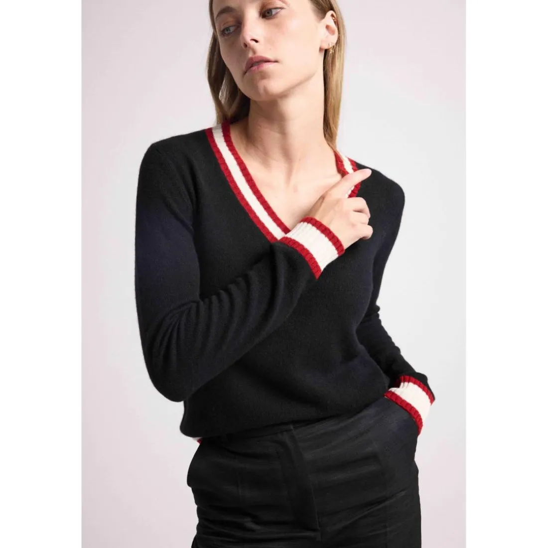 Pull col V cricket college LEONIE en cachemire noir et rib rouge et blanc