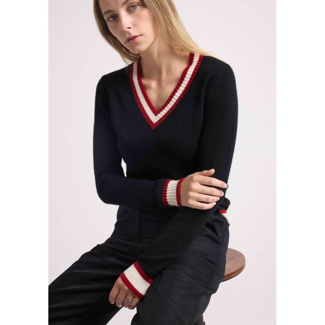 Pull col V cricket college LEONIE en cachemire noir et rib rouge et blanc