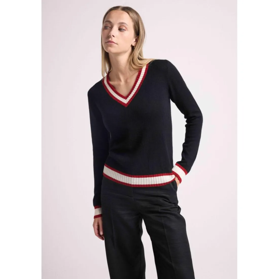 Pull col V cricket college LEONIE en cachemire noir et rib rouge et blanc