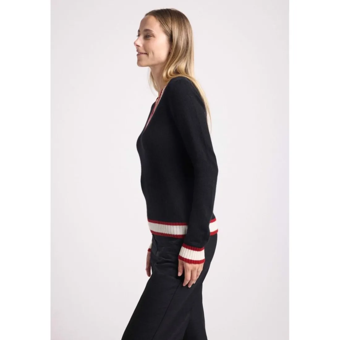 Pull col V cricket college LEONIE en cachemire noir et rib rouge et blanc