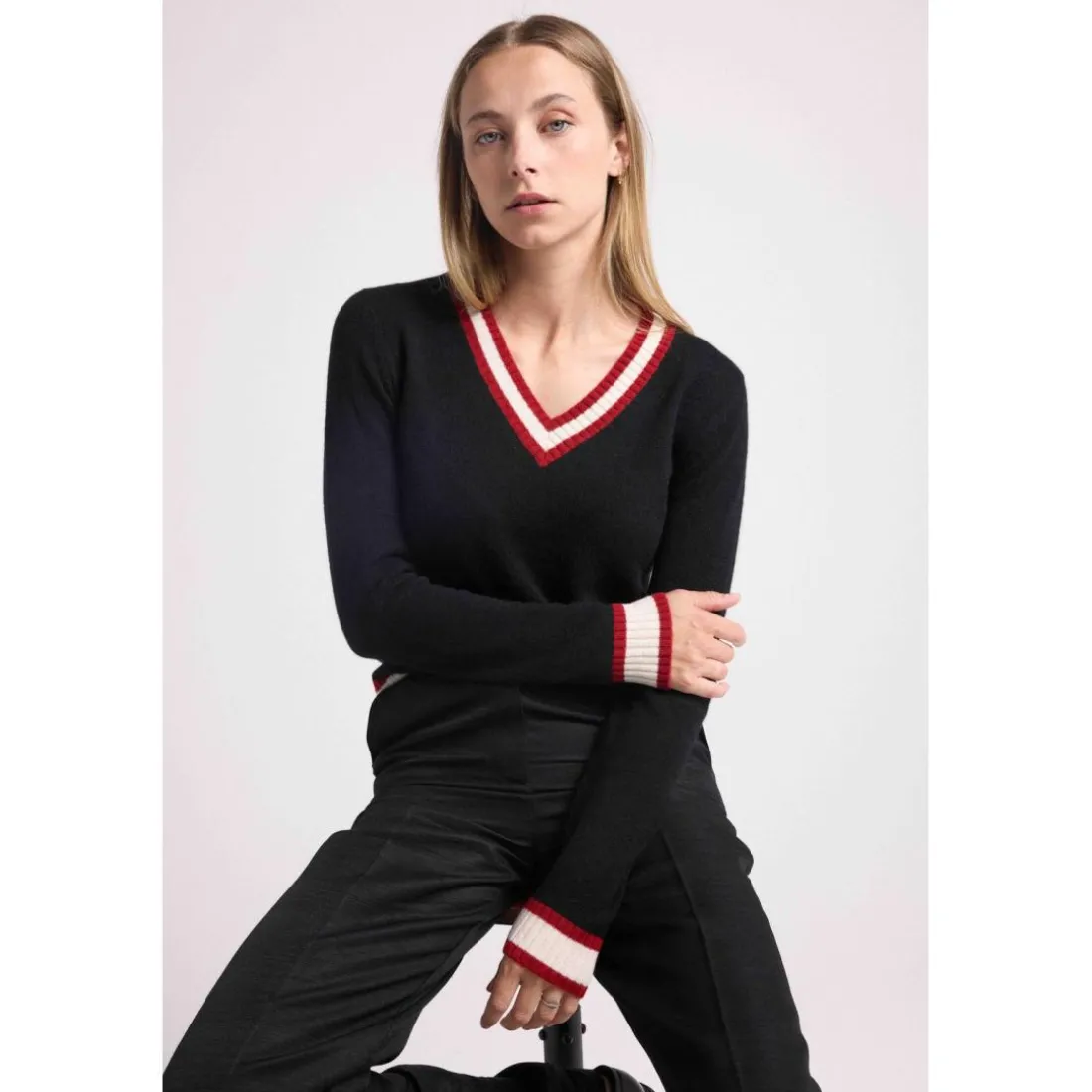Pull col V cricket college LEONIE en cachemire noir et rib rouge et blanc
