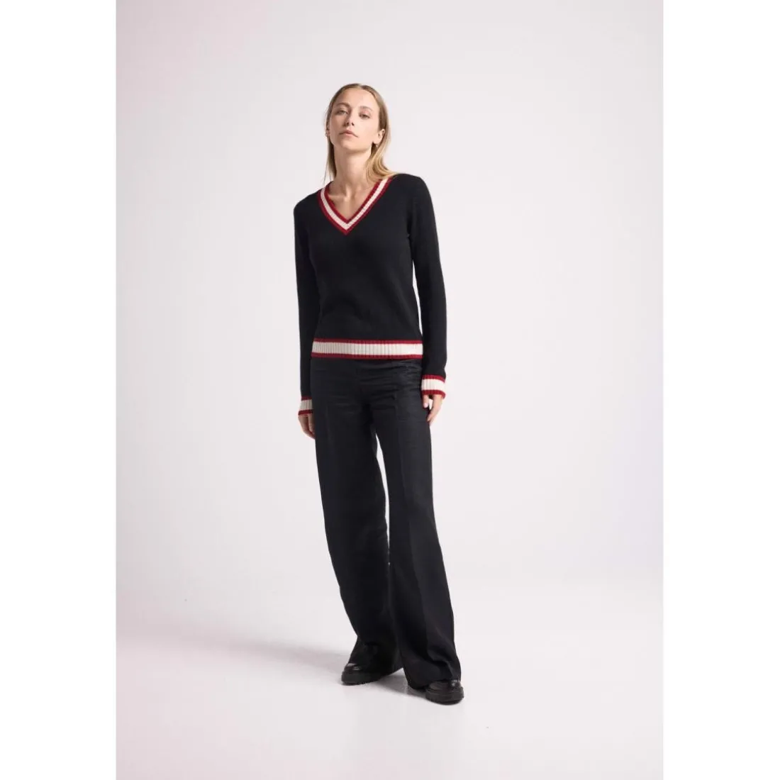 Pull col V cricket college LEONIE en cachemire noir et rib rouge et blanc