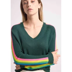 Pull col V manches bandes arc en ciel JAVA en cachemire vert bouteille