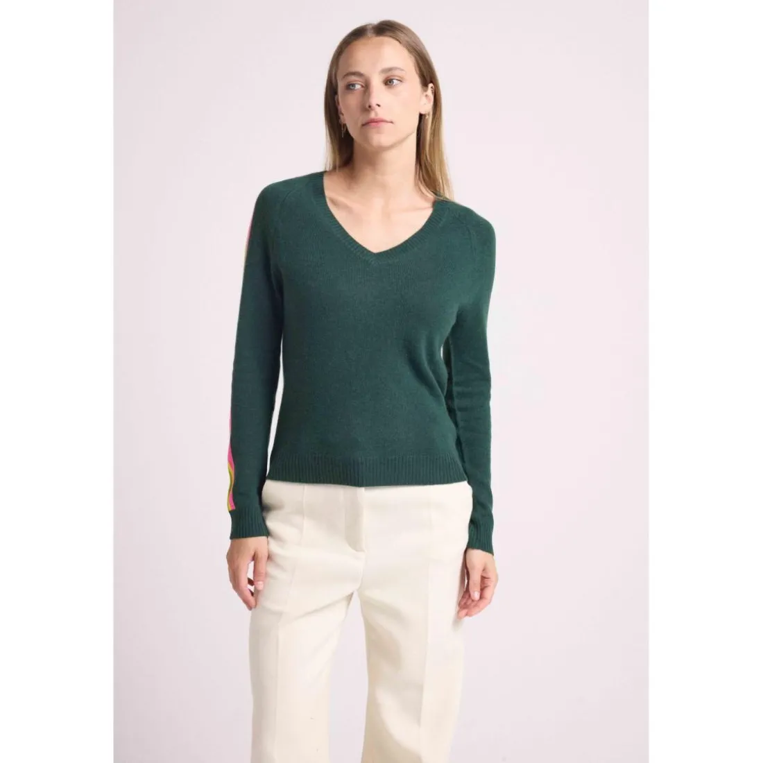 Pull col V manches bandes arc en ciel JAVA en cachemire vert bouteille