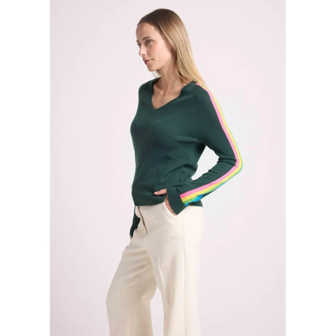 Pull col V manches bandes arc en ciel JAVA en cachemire vert bouteille