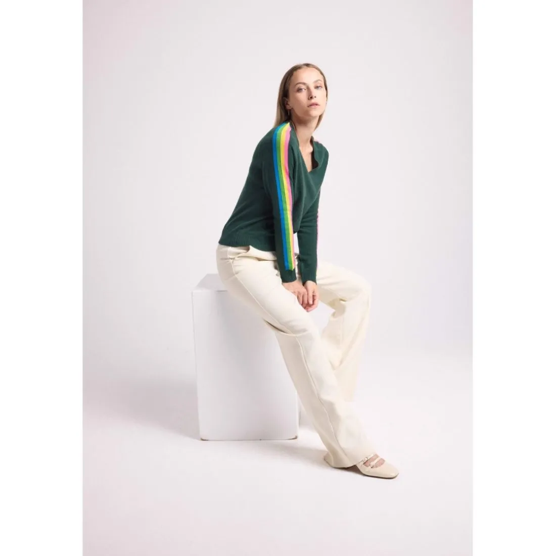 Pull col V manches bandes arc en ciel JAVA en cachemire vert bouteille