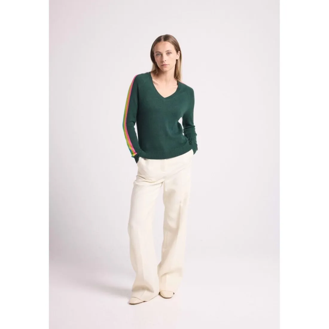 Pull col V manches bandes arc en ciel JAVA en cachemire vert bouteille