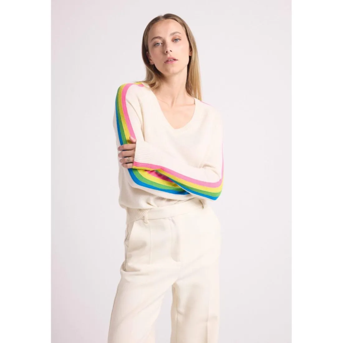 Pull col V manches bandes arc en ciel JAVA en cachemire blanc casse
