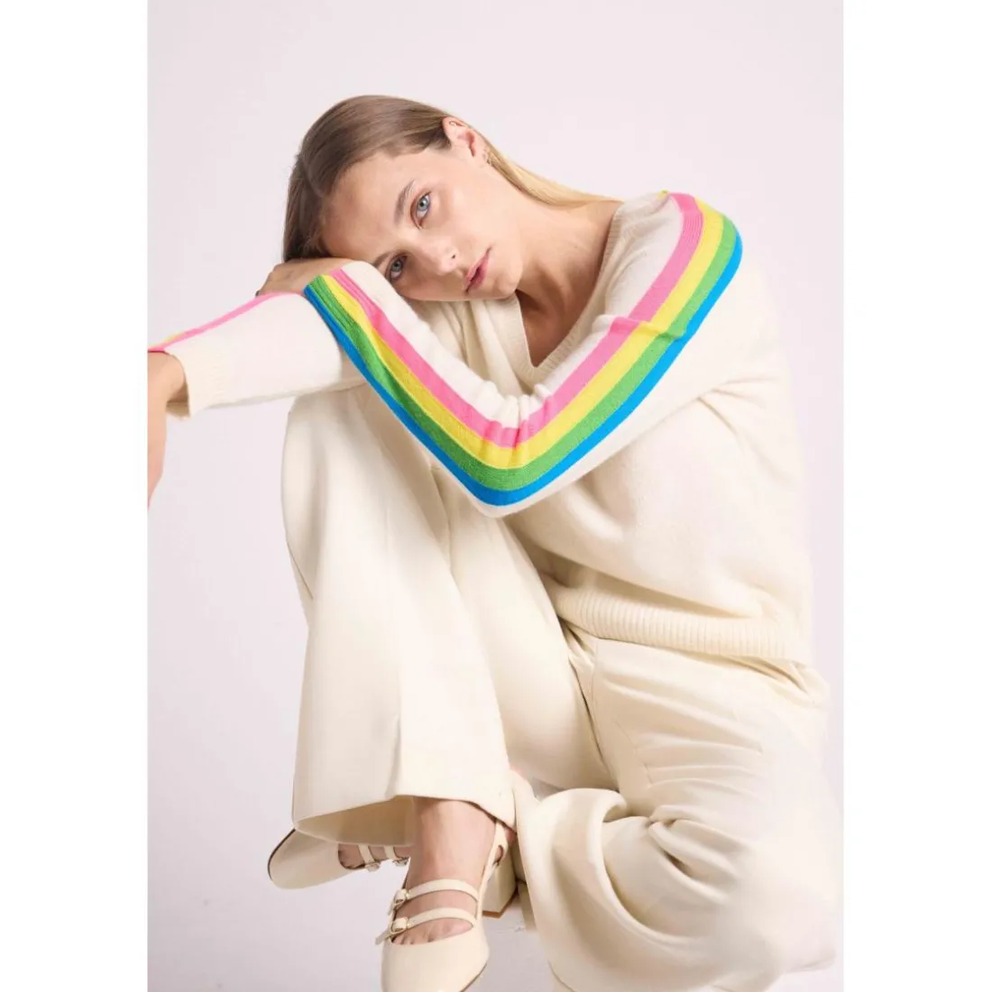 Pull col V manches bandes arc en ciel JAVA en cachemire blanc casse