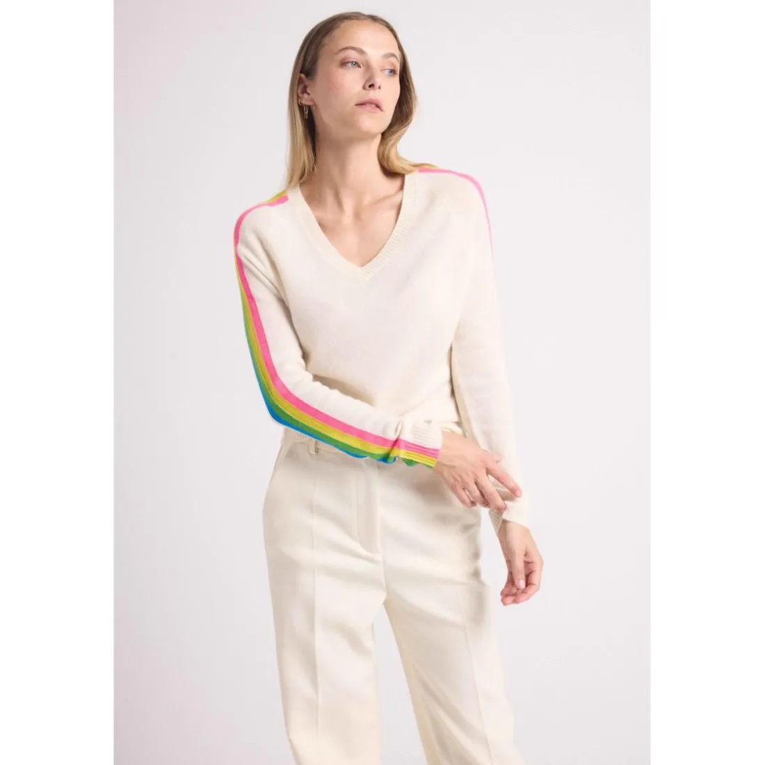 Pull col V manches bandes arc en ciel JAVA en cachemire blanc casse