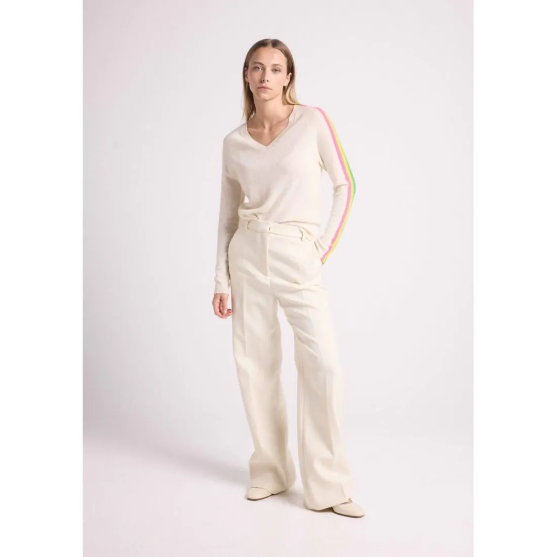 Pull col V manches bandes arc en ciel JAVA en cachemire blanc casse